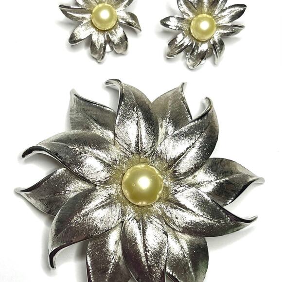 Brooch & Clip Earrings SIGNED JUDY LEE Pearl Flower Vtg Jewelry Set S25 - Picture 1 of 6